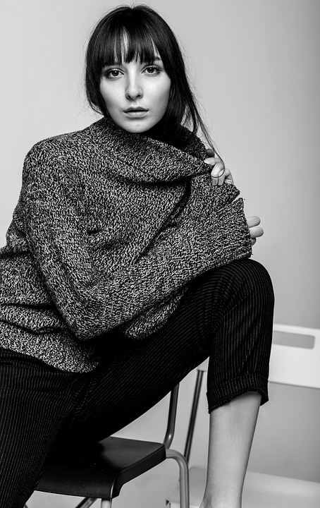 woman_leg_on_chair